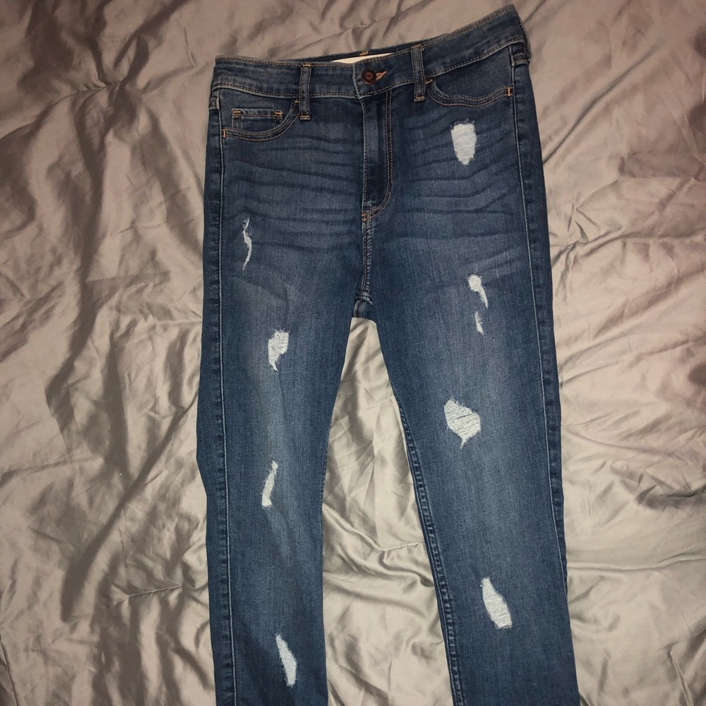 new hollister ripped jeans!💙